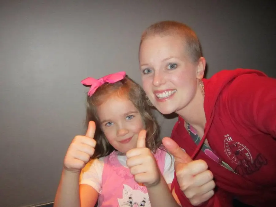 Ashlee and her daughter giving a thumbs up on the celebration trip